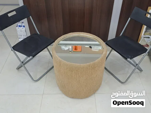 طاولة مع كرسيين