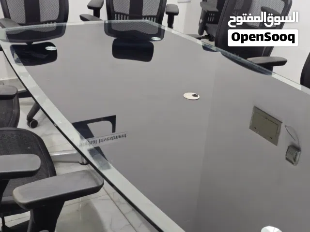 طاولة اجتماعات زجاج كبيره و بحاله ممتازه بالإضافة الى 12 كرسي بحاله ممتازه