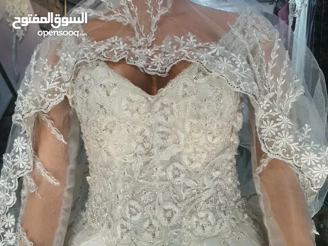 فستان زفاف جديد رااقي جدا وارد دبي بسعر 150الف ريال يمني