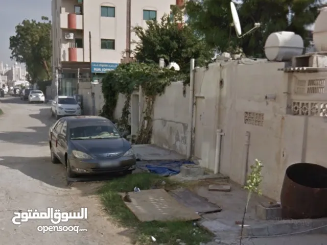 للبيع بيت في المصلى الشارقه قديم 2500 قدم للهدم للبيت قديم مصرح ارضي وأربعه تجاري