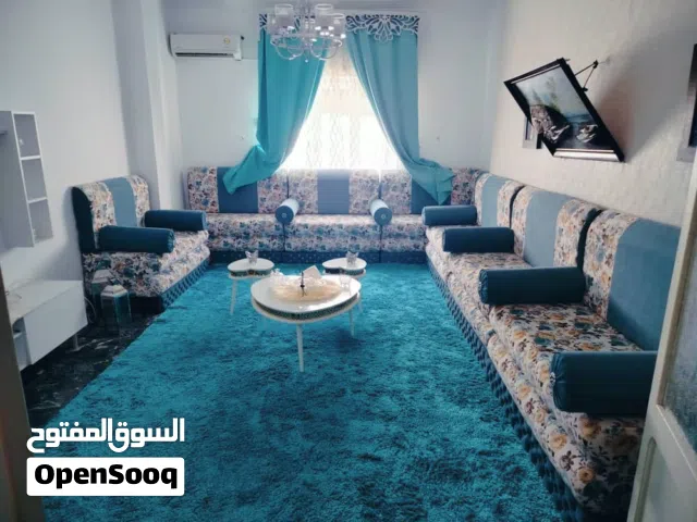 شقه الدور التاني فشارع الجمهوريه نظيفه كبيره مشروحه يوجد بيهامصعدودرج اربعه غرف حمام وسط حوش بلكونه
