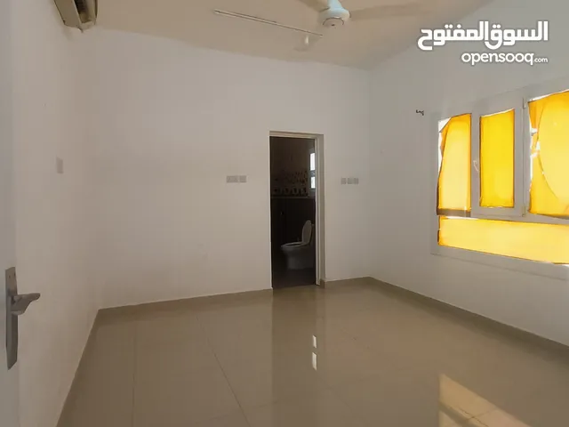 غرفة صالة حمام بمدخل خاص للشباب في الخوض السابعه قريب جامعة سلطان قابوس