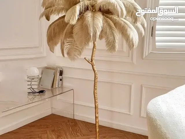 "إضاءة ريش النعامة بتصميم فريد وإضاءة رائعة، مثالية لديكور عصري وأنيق!"