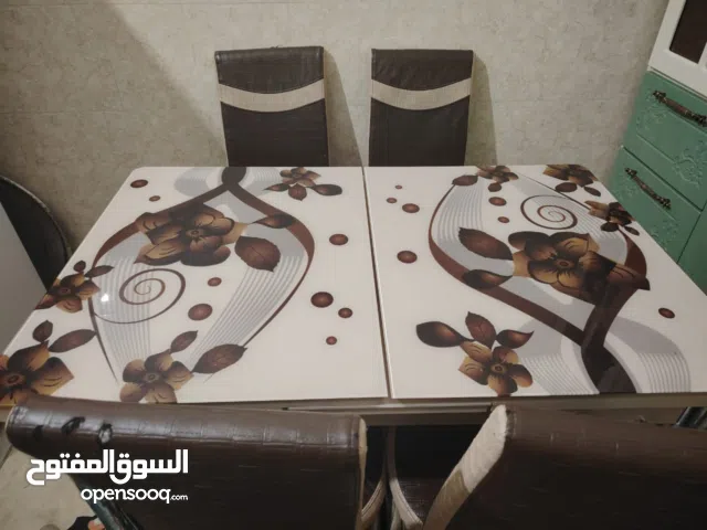 ميز طعام مع 4 كراسي جلد للبيع