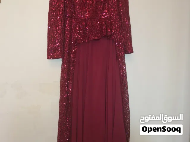 فستان سهرة (سواريه) مميز - لون عنابي (ماروني) براق - بحالة ممتازة لوزن  من 65 إلى  74