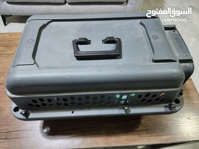 صندوق قطط مستعمل للبيع بحالة جيدة للحجم الصغير و الوسط لون رمادي