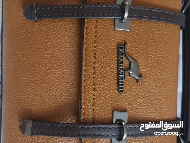 جنطه ماركه للبيع بعدها جديده بالباكيت ولا مره مستخدمه كلش حلوه وراقيه نزاكة فول اريد ابيعها