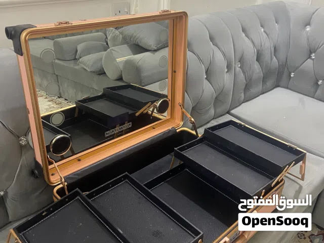 صندوق ومنظم مستحضرات التجميل مستعمله