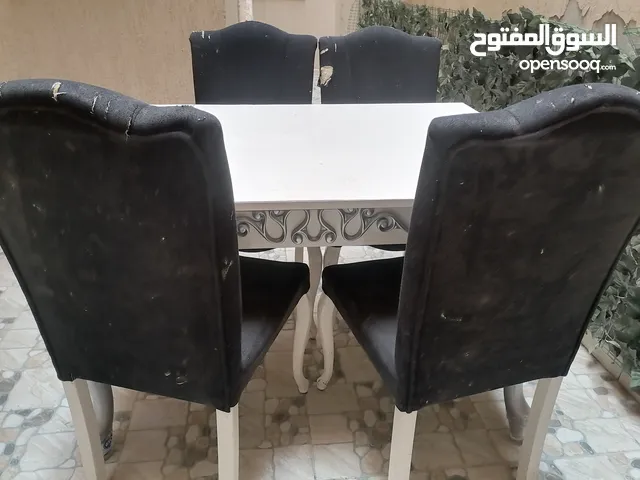 طاولة اكل مع أربعة كراسي