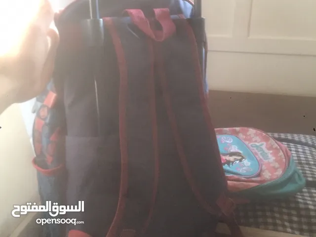 ثلاث حقائب مدرسة 