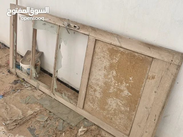 للبيع نوافذ خشبية وباب خشبي
