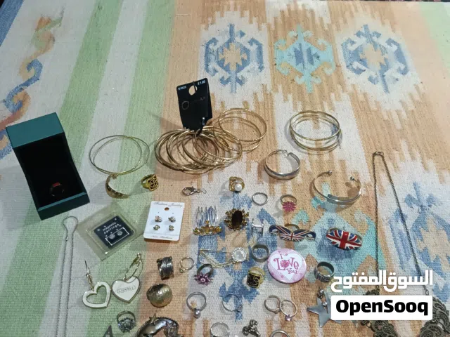 مجموعة متنوعة من الاكسسوارات الفخمة بحاله ممتازه