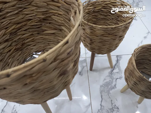 تلاث سلات سعف وطاولة
