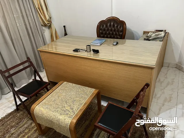 مكتب خشب فخم و عملي. فوقه زجاجة للحفاظ عليه. رااائع و لم يستعمل أبدأ