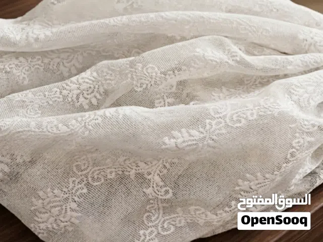 عرض مترين ونص وطول مترين  ونص كروشيه لون ابيض مايل للرمادي قليلا