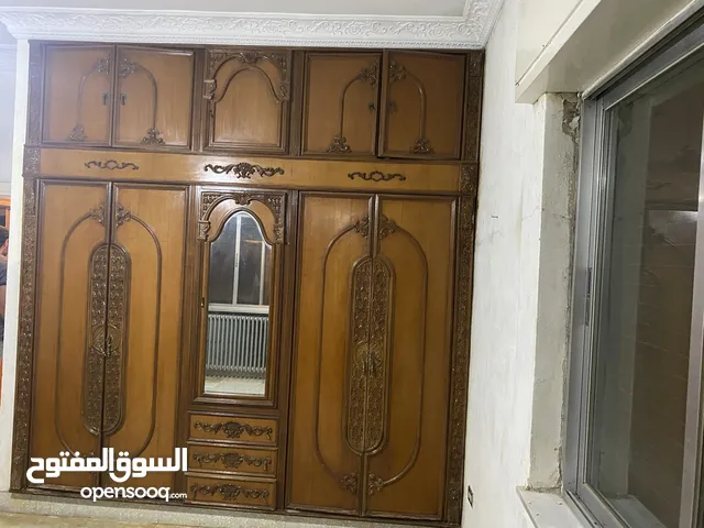 خزانة غرفة نوم خشب زان صلب حفر يدوي بحالة ممتازة