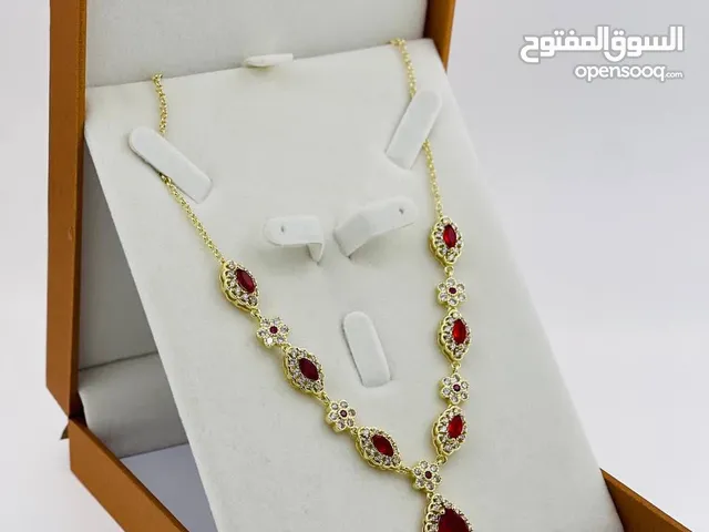 باغا تزيدي لمسة ديال الأناقة لإطلالتك؟ جبنا ليك سنسال احجار مصنوعة من أجود البدائل للذهب