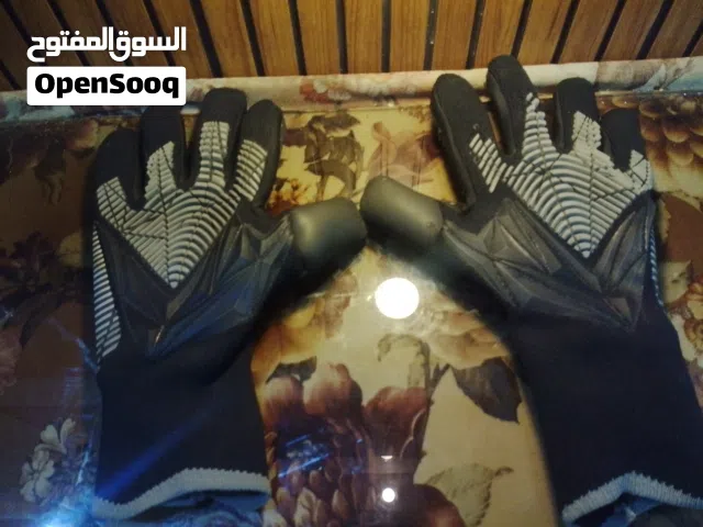 قفازات حارس مرمى بحالة جيدة – جاهزة للعب