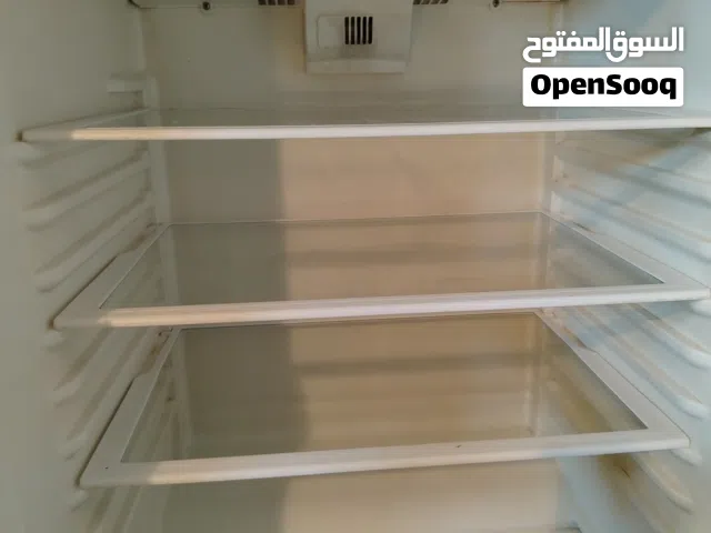 ثلاجة للبيع بسعر مغري استعمال خفيف جدااا الثلاجة نضيفة و شغالة ما شاء الله
