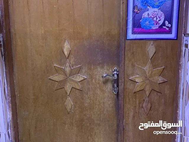 إليك هذا الباب الخشبي القوي المصمَّم بذوق عالٍ، والذي يجمع بين الجودة، المتانة