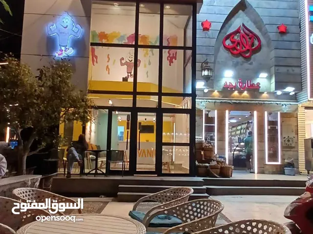 فرصة استثمارية ذهبية! 3 محلات تجارية فاخرة المساحة للإيجار في موقع استراتيجي