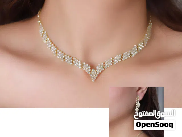 طقم الإكسسوار الجديد رح يكمّل إطلالتك عبارة عن عقد وحلق بتصميم ناعم