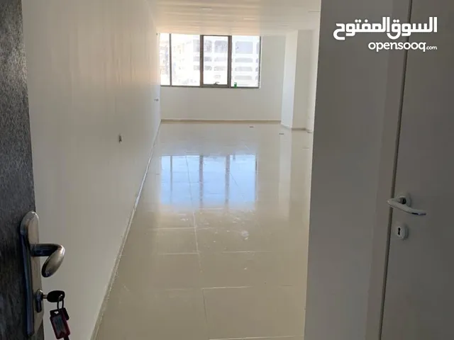 مكتبين جنب بعض