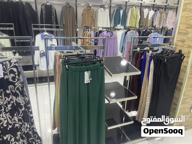 استاندات ملابس مستعمله بحاله جيده جدا للبيع