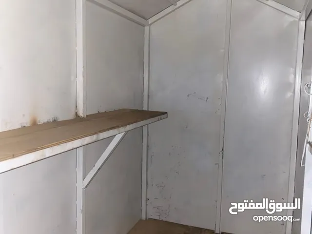 صندقه كبيره مجهزه لدكان او بوفيه للبيع محتاج. السعر 150 الف مش حق الحديد
