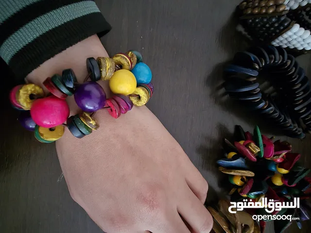 اساور خشبية ملونة جديدة