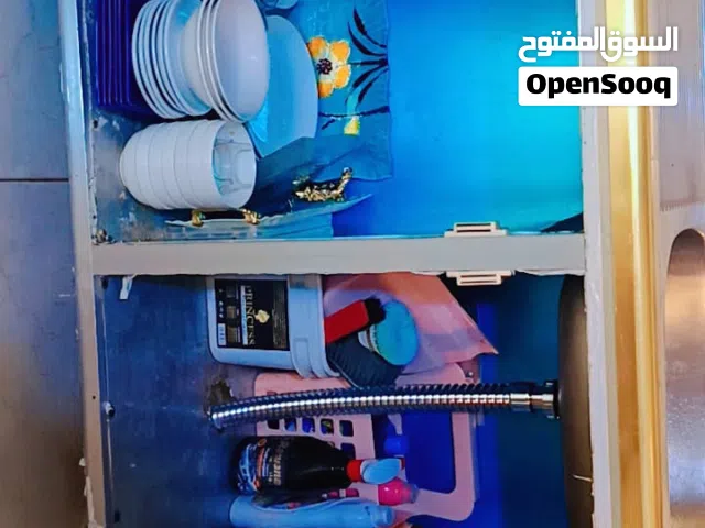 كاونتر المنيوم  نظيف مع سنك  الميز الجوه يرادله بيبان بي مجال