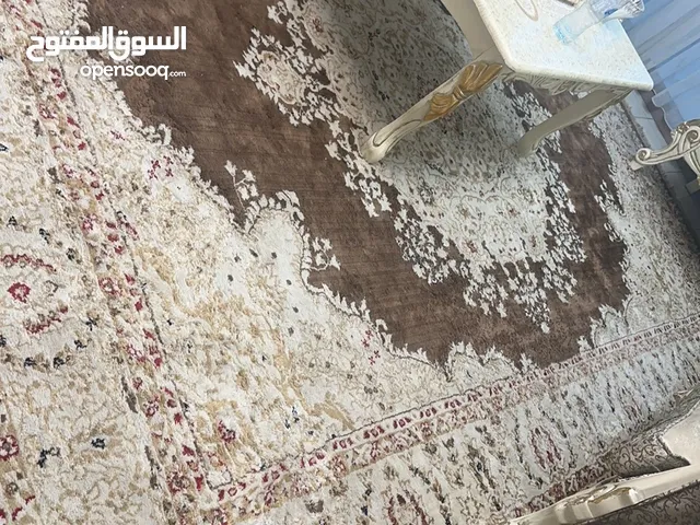 سجاد شبه جديد استعمال قليل مع سجاد مدخل 4 متر مافي عيوب 150