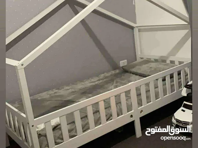 تخت اطفال حجم كبير لون ابيض مستعمل