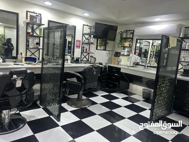 صالون رجالي للبيع بمعداته السعر قابل للتفاوض