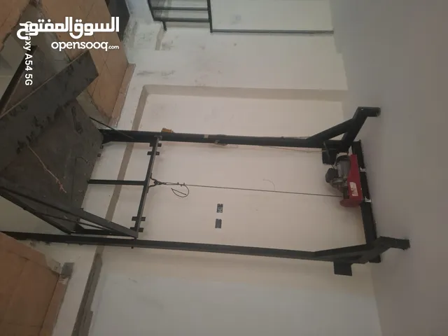 مصعد صناعي نص طن شغال بحاله الوكالة استعمال خفيف/وتربين إيطالي 10حصان بحاله جيدة.