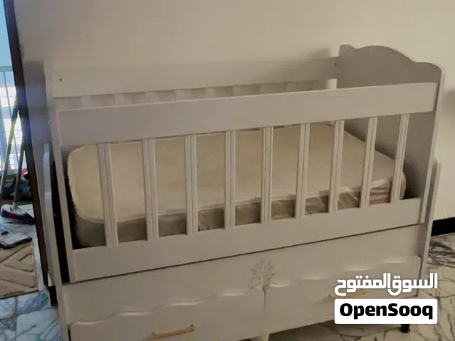 سرير اطفال هزاز من عمر يوم لحد 5 سنوات جداً عملي وجديد