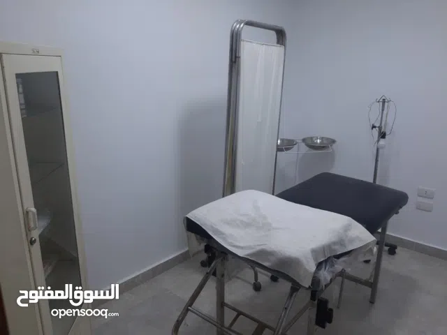 للبيع أجهزة ومعدات ومستلزمات وفرش عيادة كامل تخصص نساء وولادة.