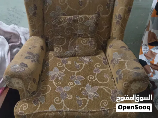 كنبه و 4فوتيه وتربيزه للبيع السعر 4000