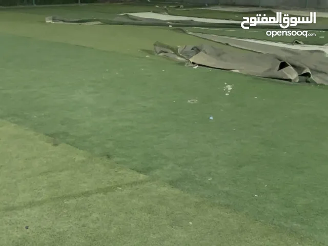 السلام عليكم ورحمة الله وبركاته للبيع فرش ترتان ملعب اريد ابيعه كامل وبسعر طيب الترتان اموره فوق