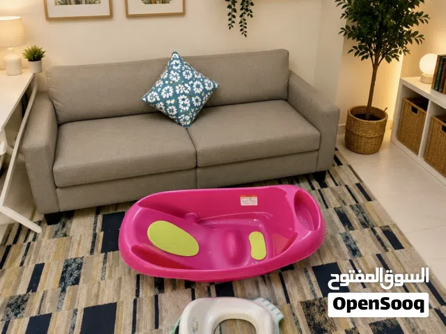 Baby Bathtub and Potty Chair by Junior Brand ماركة جونيور بحالة ممتازة استعمال قليل