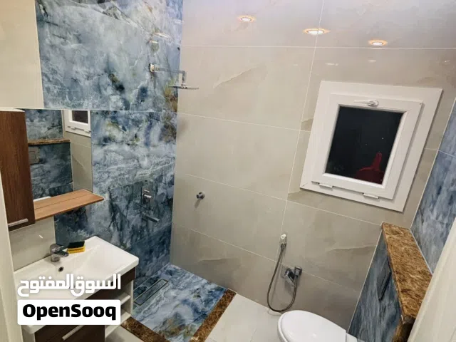 للايجار دور الارضي زوز حمامات حشاكم و4 غرف وسط حوش وكوجينة ممتازه و3 منوار و5 مكيفات ونت وخزان خاص