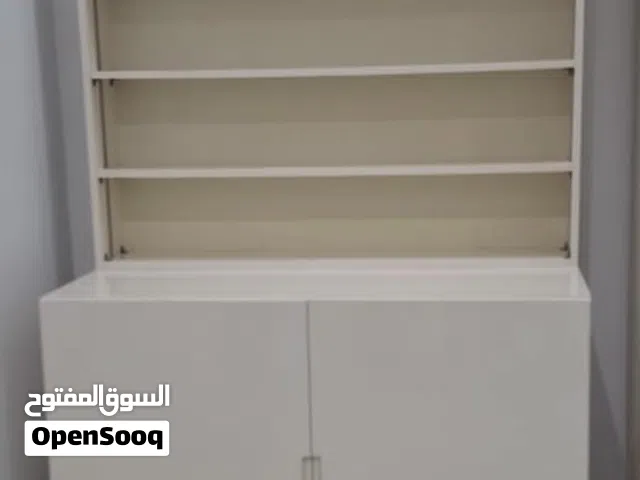 مكتبه مع رفوف