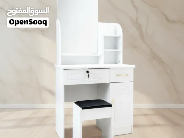 طاولة تسريحة عصرية مع مرآة ومقعد باللون الأبيض الأنيق
