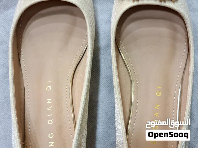 حذاء نسائي أنيق للبيع