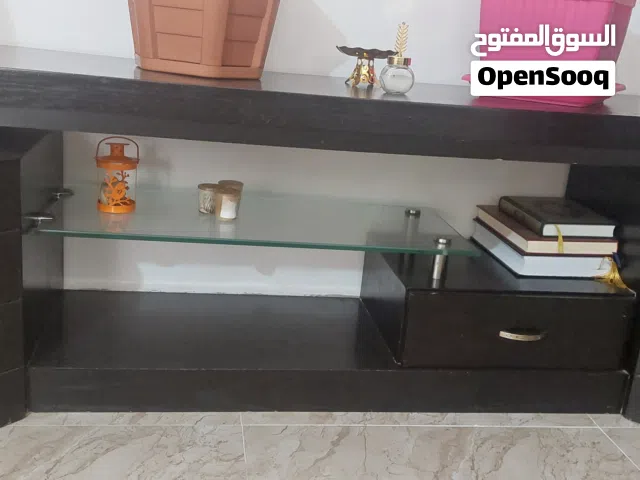 طاولة تلفزيون لون اسود بحالة جيده جدا