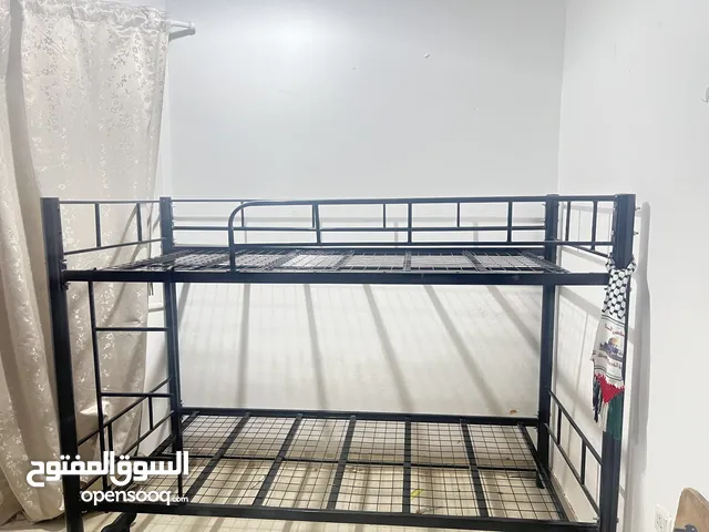 تخت طابقين و طقم كنب و اربع طاولات