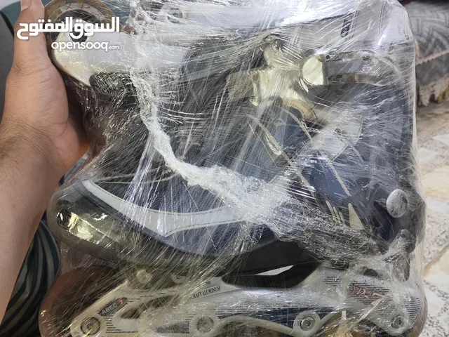 زوج احذية التزلج جديدة ونوعها جيد ونضيف