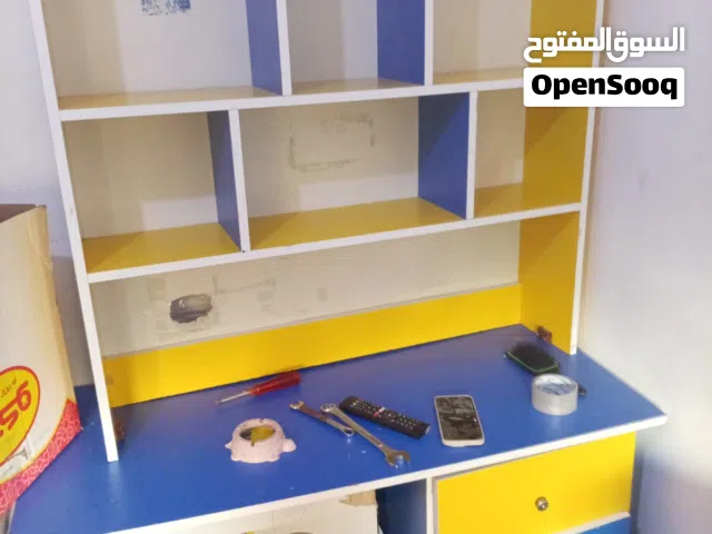 غرفة نوم لامينيت كامله تختين مفرد وخزانة سحاب وكومدينه ومكتب وتواليت  بحالة ممتازة