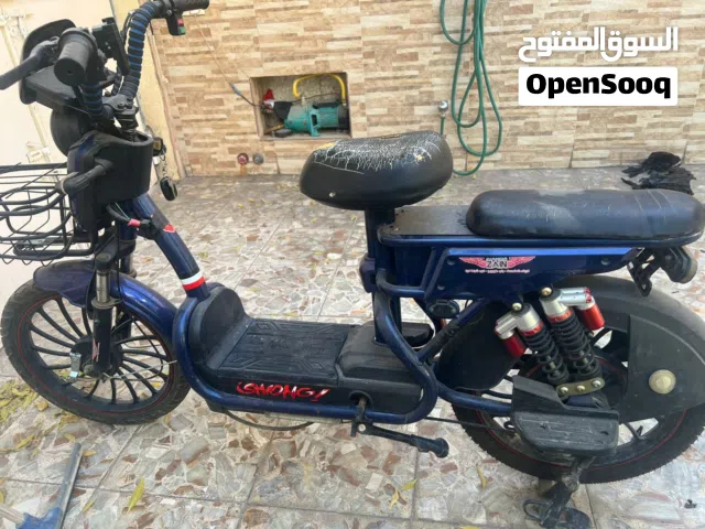 دراجة كهربائية تحتاج تبديل بطاريات. الدبلات والتايرات جديدة.