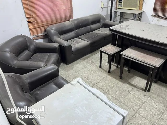 اثاث مكتبي كامل مكتب مع تخم قنفات جلد التخم بحاله جيده جدا اماً النكت بي شويه ملاحظات موجوده بالصور
